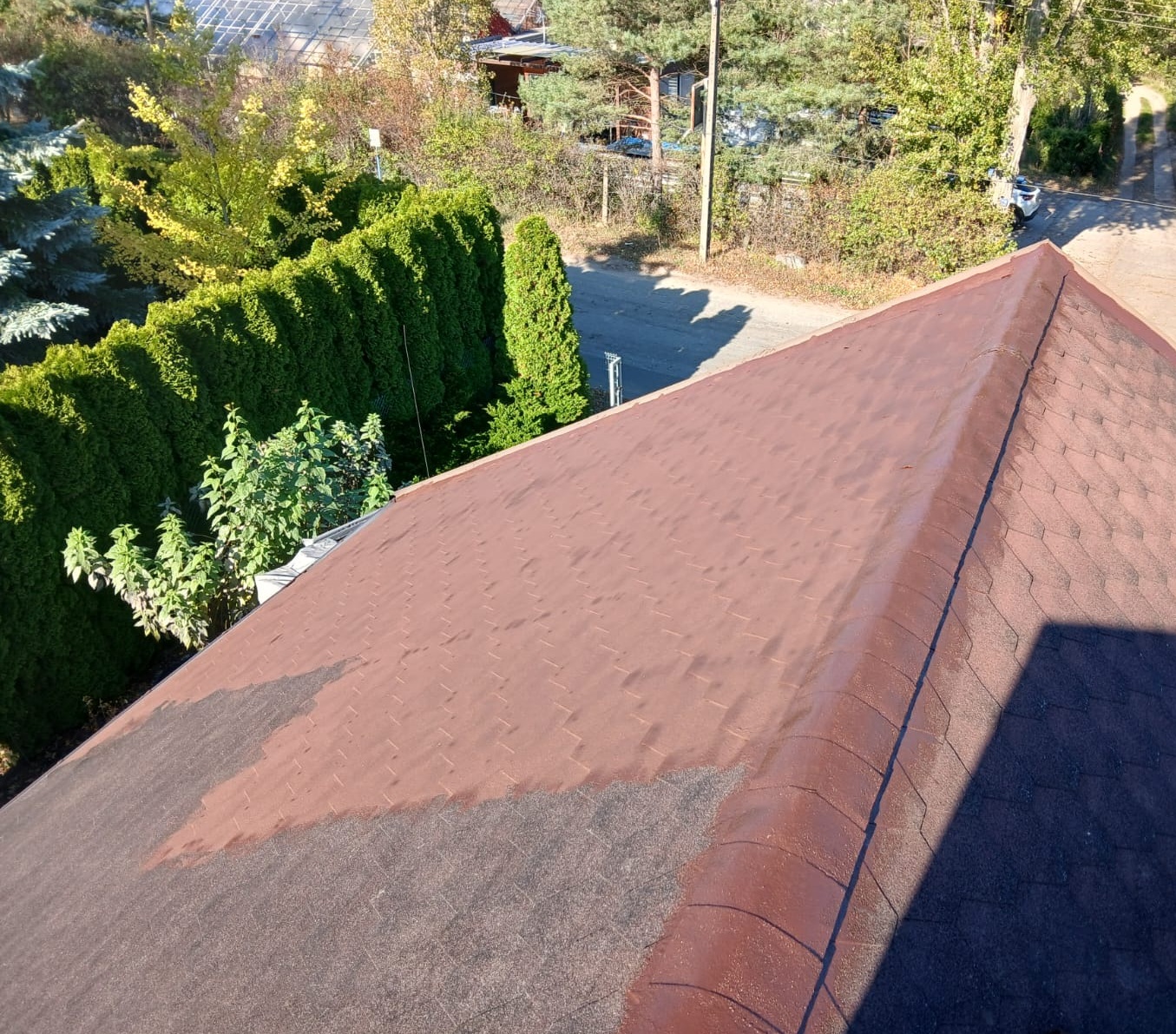 Naprawa dachu z gontu bitumicznego